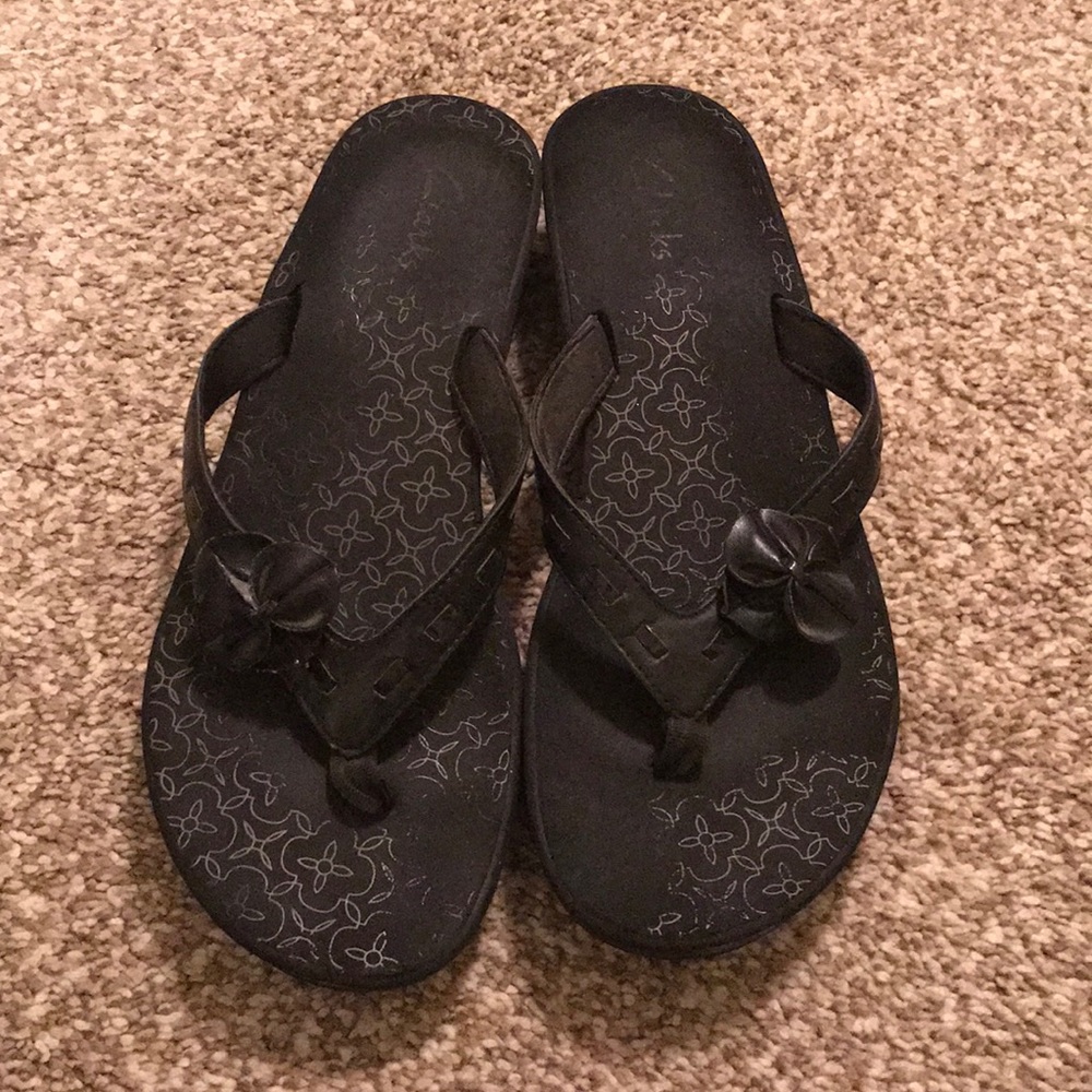Clarks black sandals in GUC. Very comfortable!